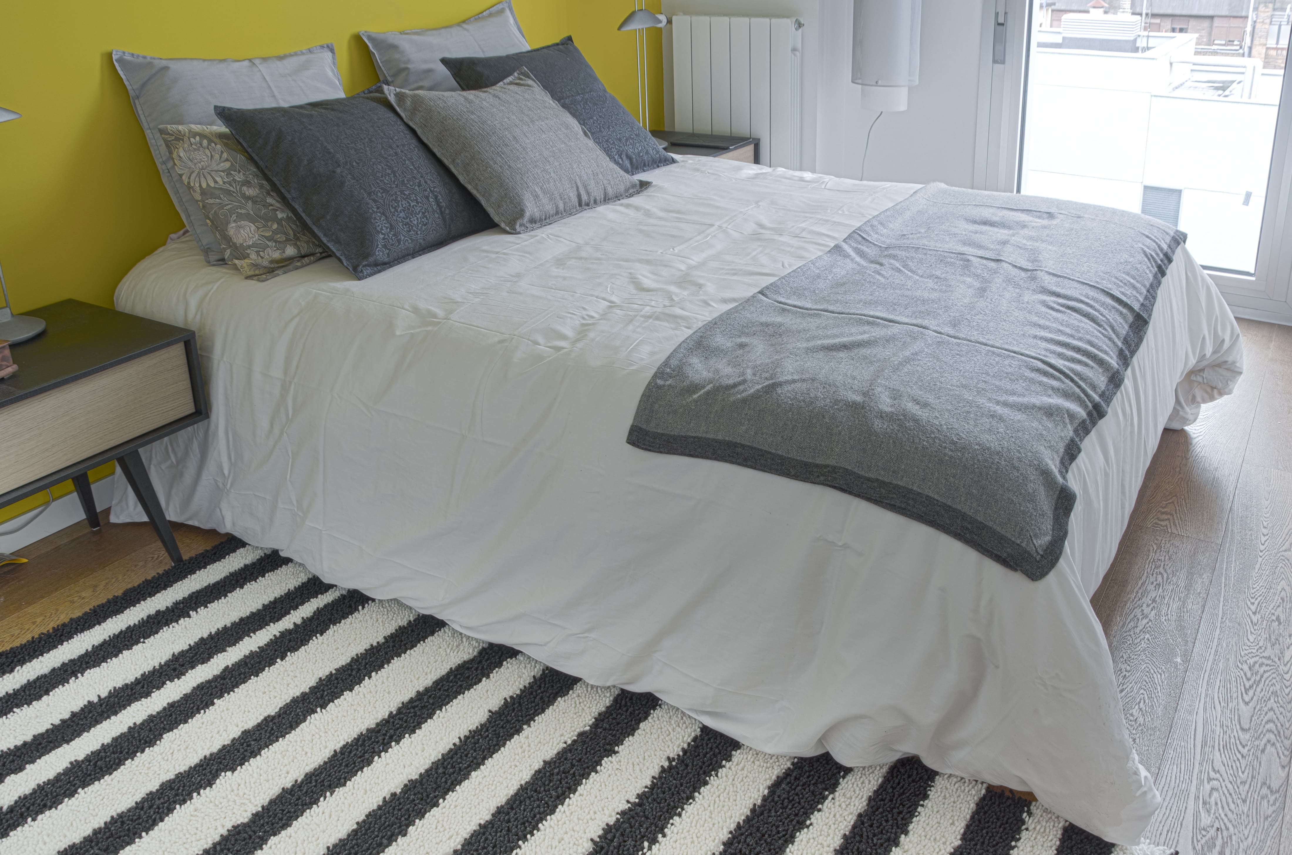 Cómo elegir y colocar la alfombra en el dormitorio